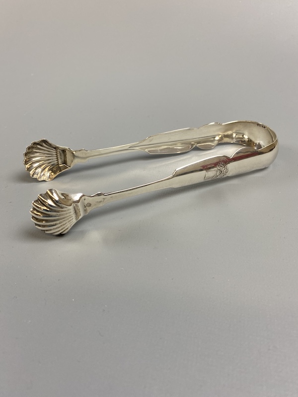 Moses Eastman's "Sugar tongs" feature ends that are shaped like clamshells.