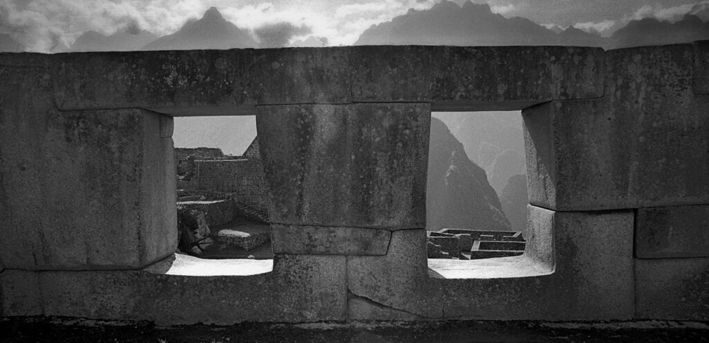 A black-and-white photograph by Fernando La Rosa of a detail of a temple at Machu Picchu